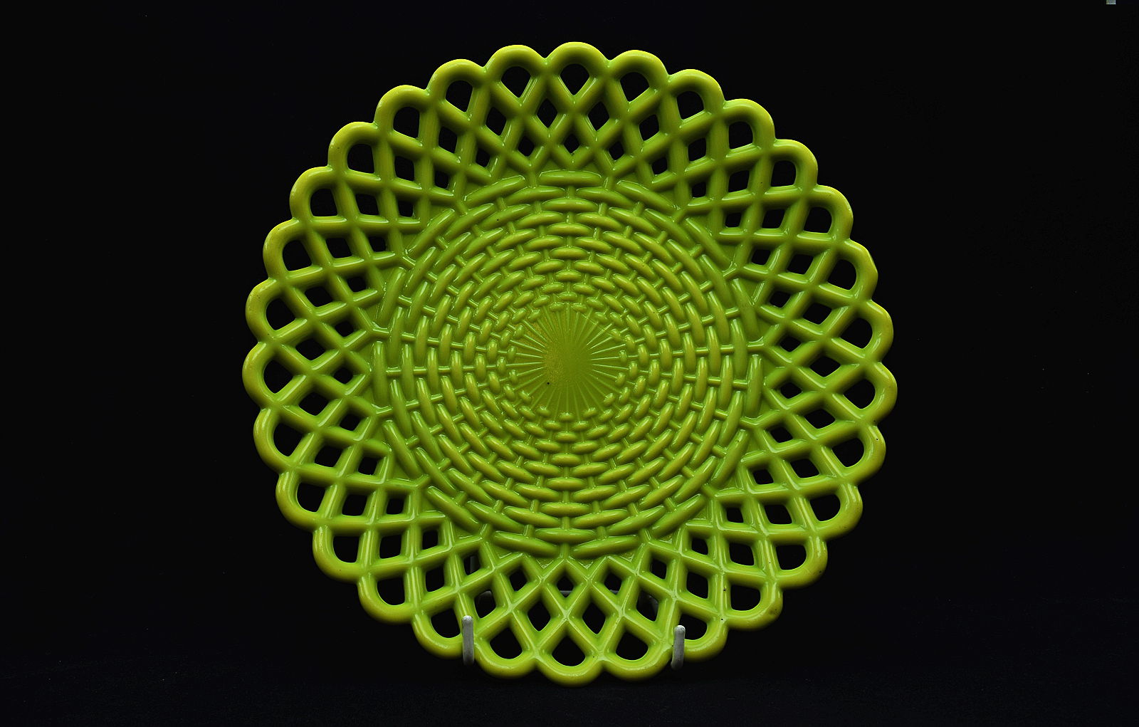 Sowerby aesthetic green, glass ribbon plate