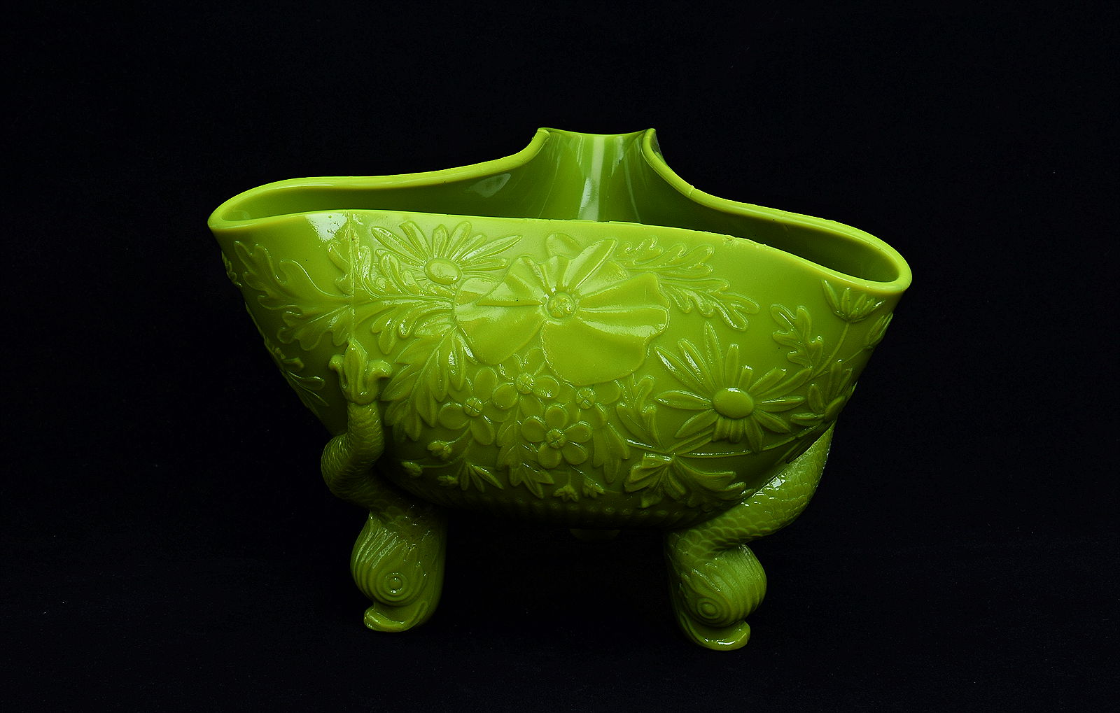 Sowerby aesthetic green, large crimped bowl on three dolphin feet