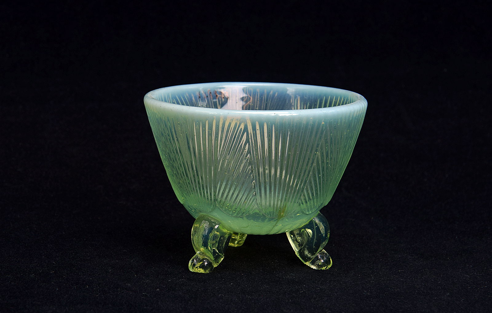Sowerby stained opalescent Blanc de Lait, small round posy with three feet and ribbed decoration