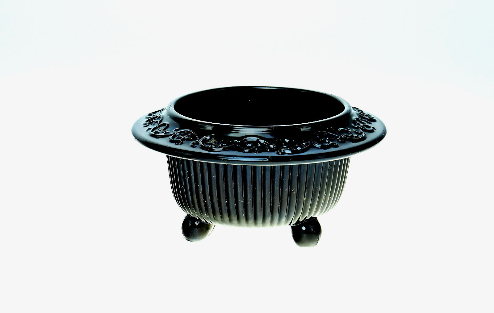 Sowerby jet black, 3 footed salt