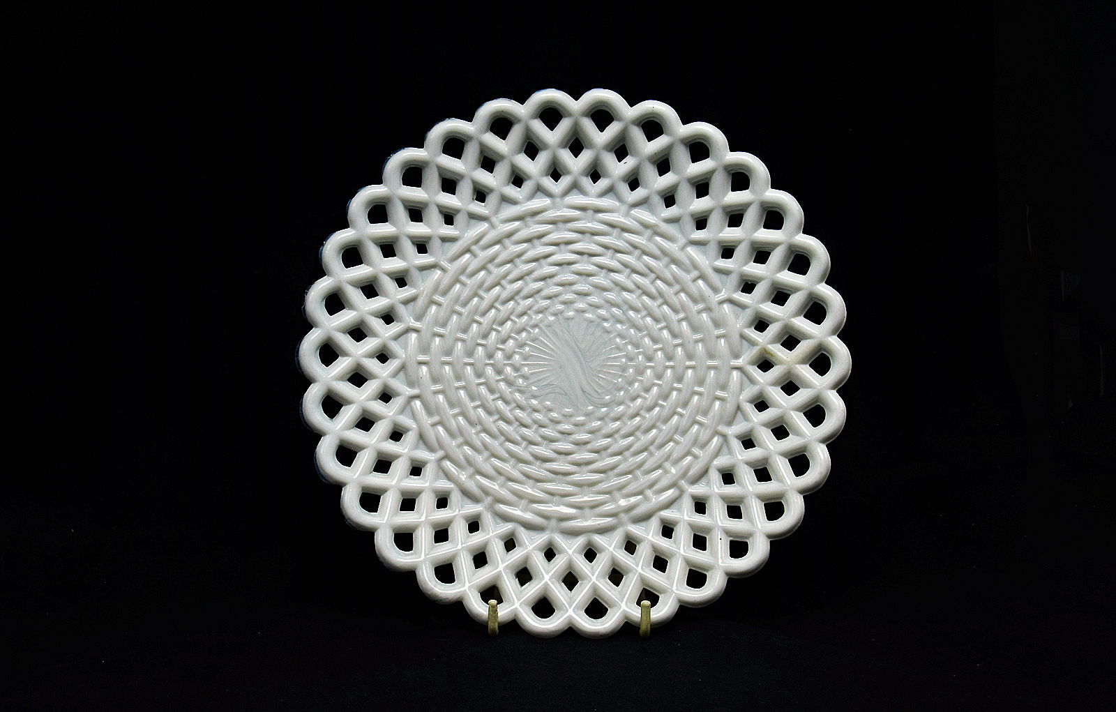 Sowerby opal white, glass ribbon plate