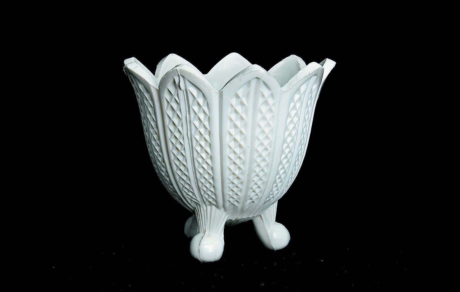 Sowerby opal white, small 3-footed open vase