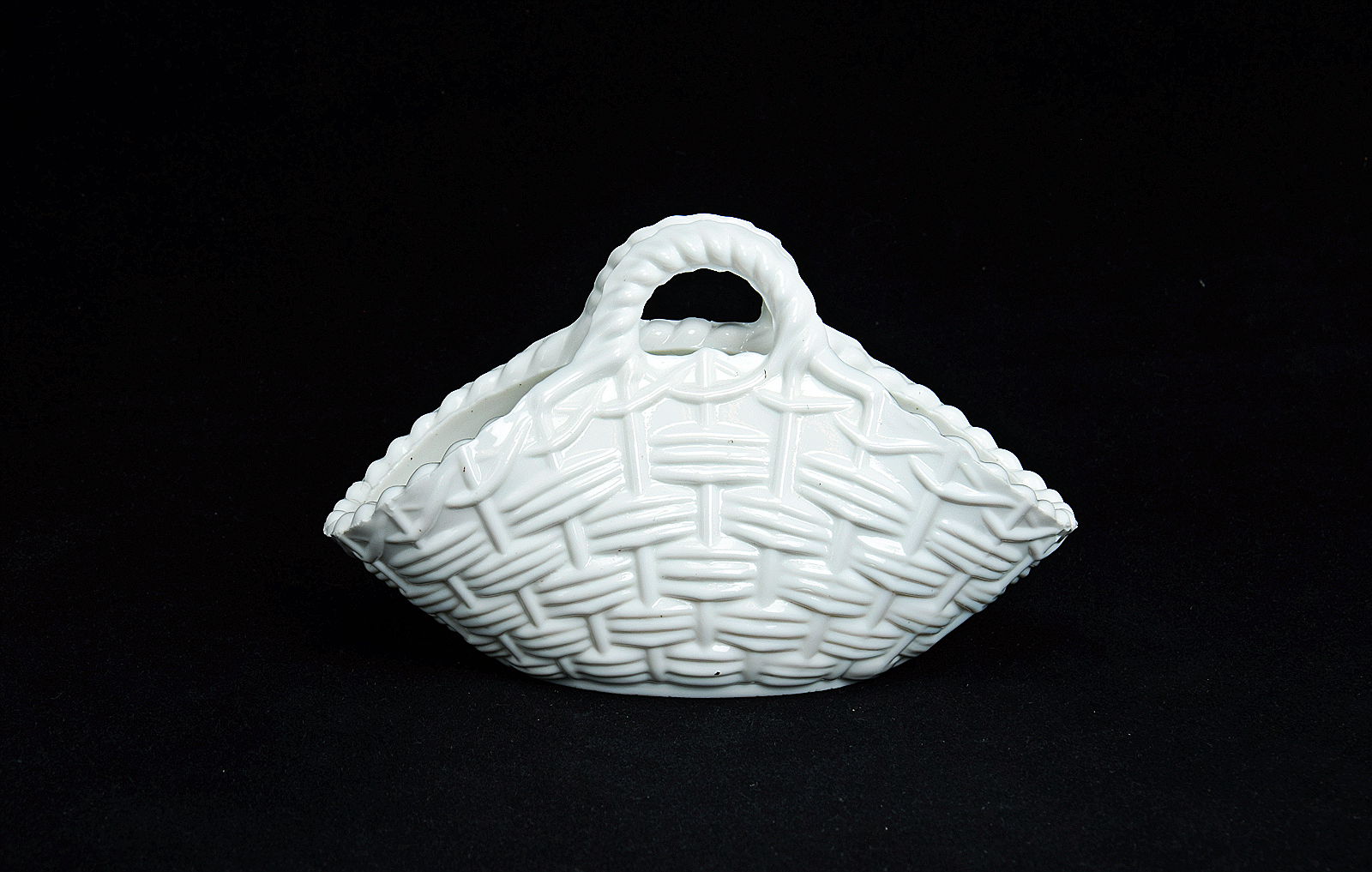 Sowerby opal white, closed basket