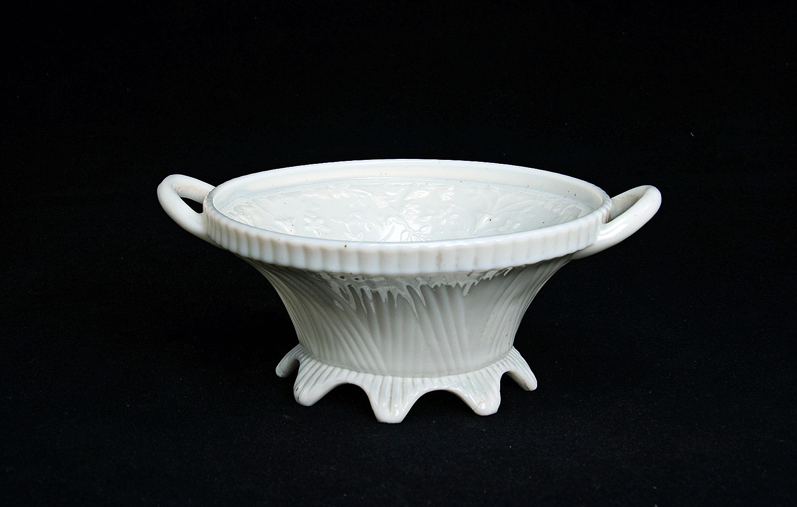 Sowerby opal white, open vase with 2 handles, interior flower decoration