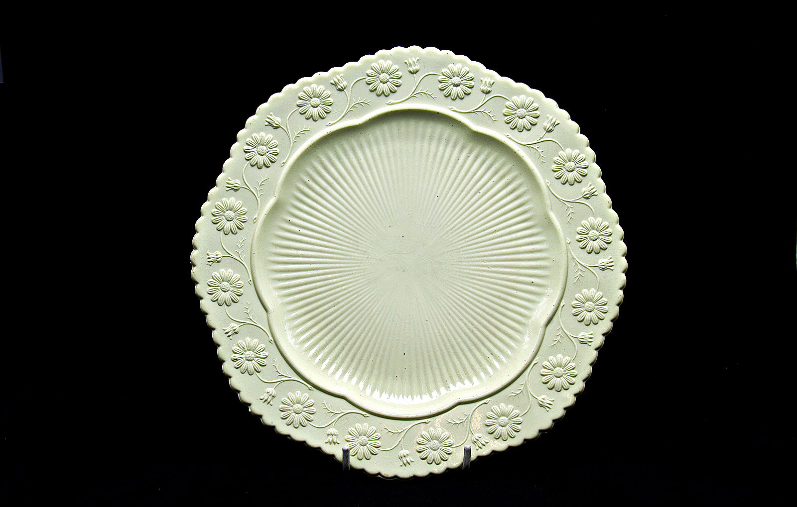 Sowerby Ivory Queensware, plate with daisy decoration