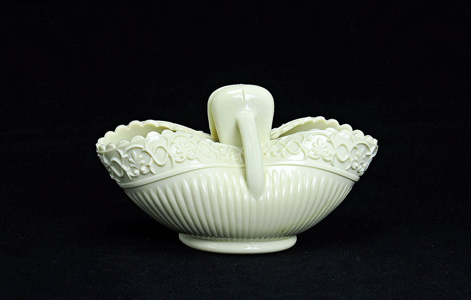 Sowerby Ivory Queensware, small round bowl with two handles in oriental style with folded handles