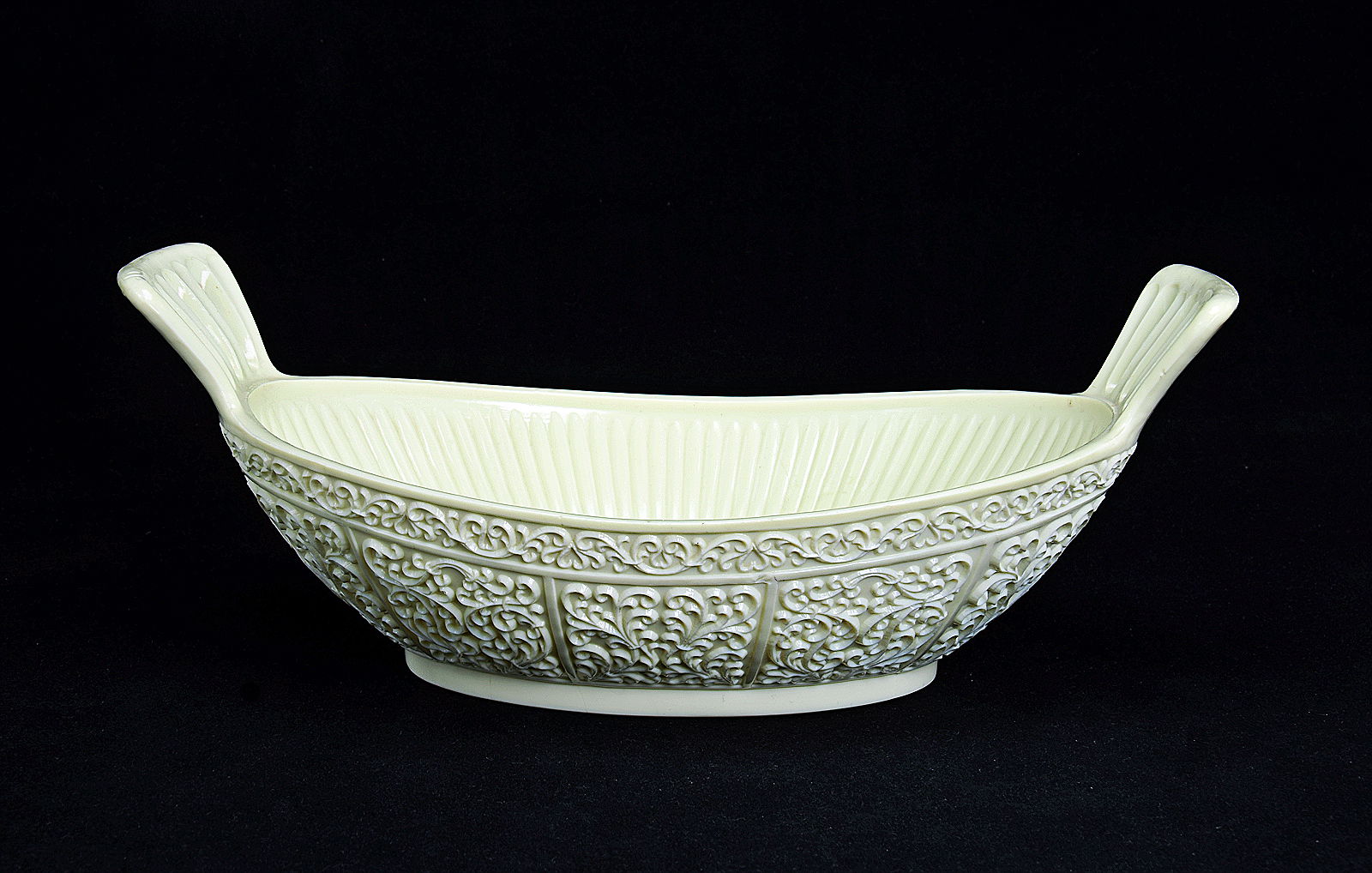 Sowerby Ivory Queensware, oval bowl with comb handles and Aesthetic decoration