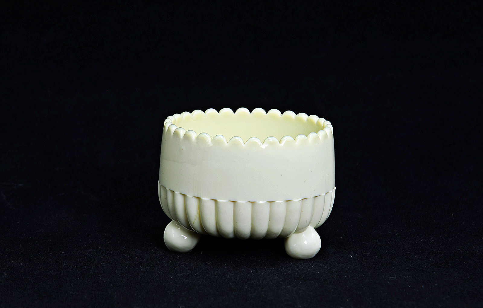 Sowerby Ivory Queensware, small plain salt on 3 ball feet