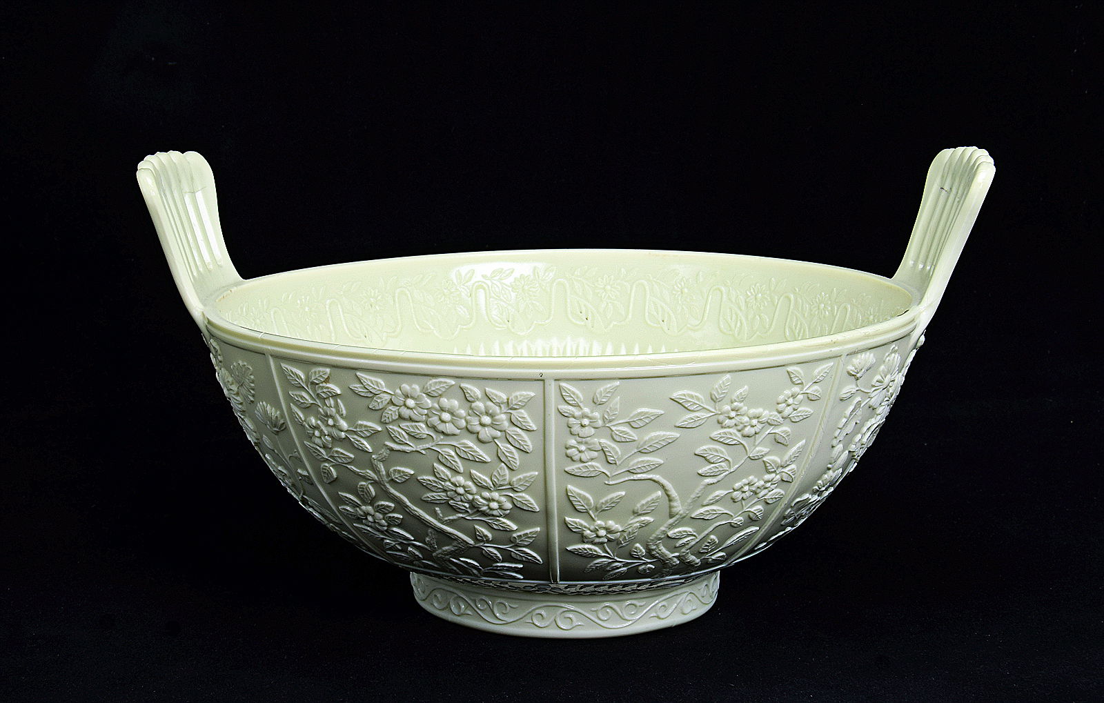 Sowerby Ivory Queensware, large round bowl with comb handles and Aesthetic decoration