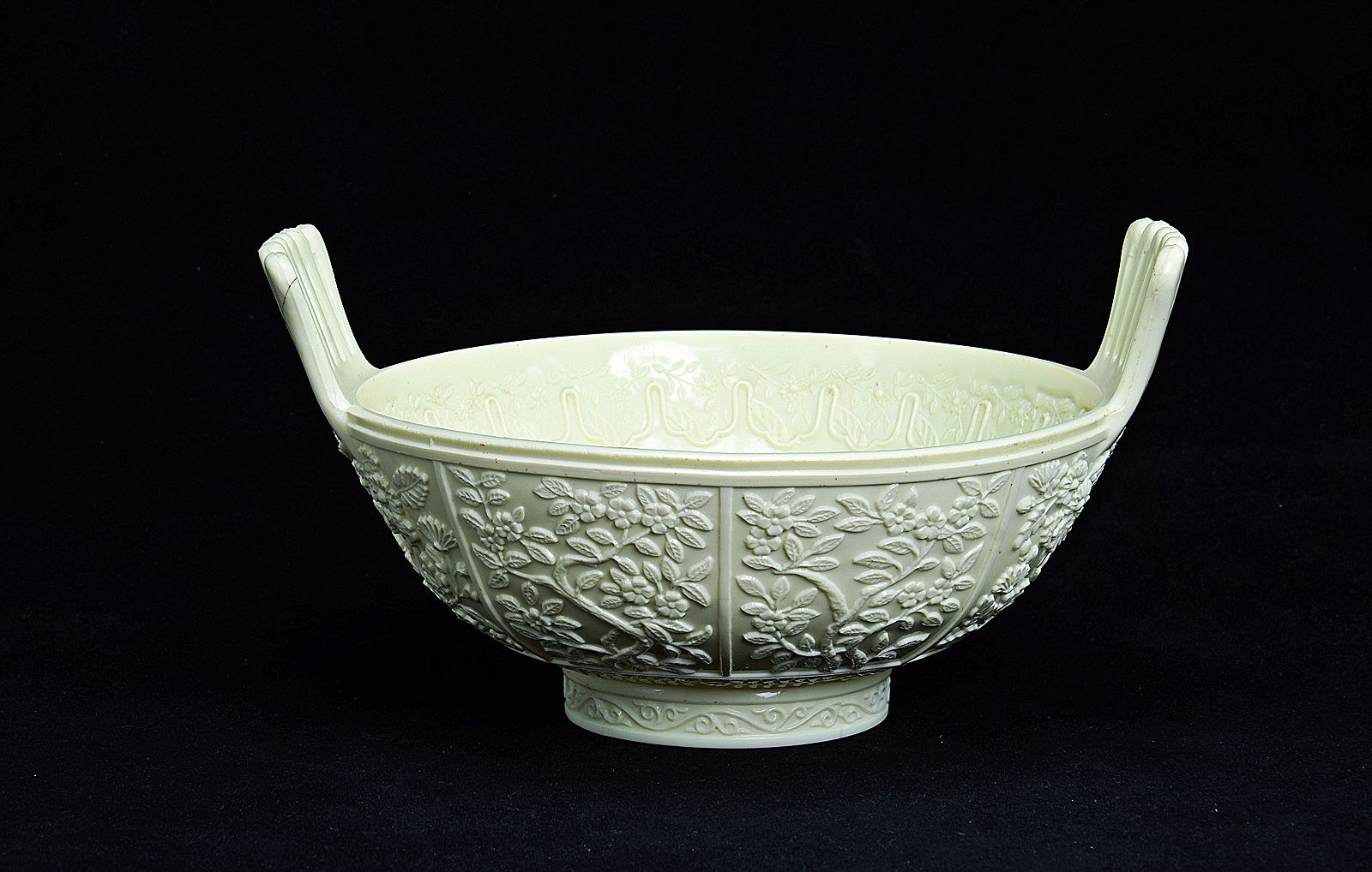 Sowerby Ivory Queensware, small round bowl with comb handles and Aesthetic decoration